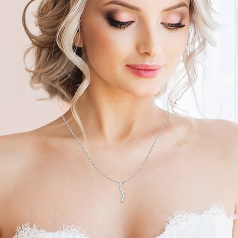 KATARINA Graduated Diamond Journey Pendant Necklace (3/4 cttw)