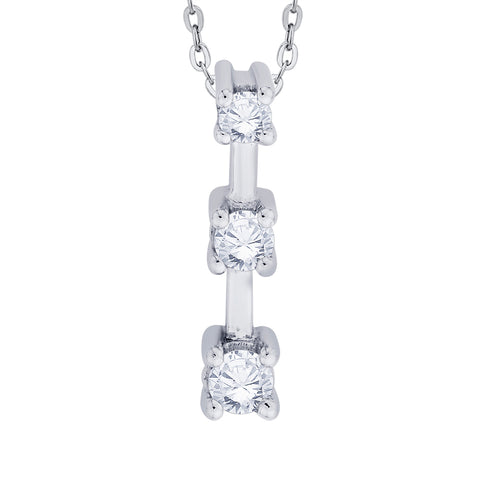 KATARINA Prong Set Three Stone Graduating Diamond Pendant Necklace (1/4 cttw)
